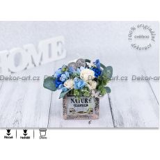 Letní dekorace s modrou hortenzií a růžemi s balsy