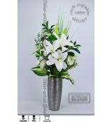 Květinová vazba s bílou lilií ve stříbrné designové váze