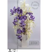 Velká dekorace s krásnou fialovou orchidejí a krémovými květy